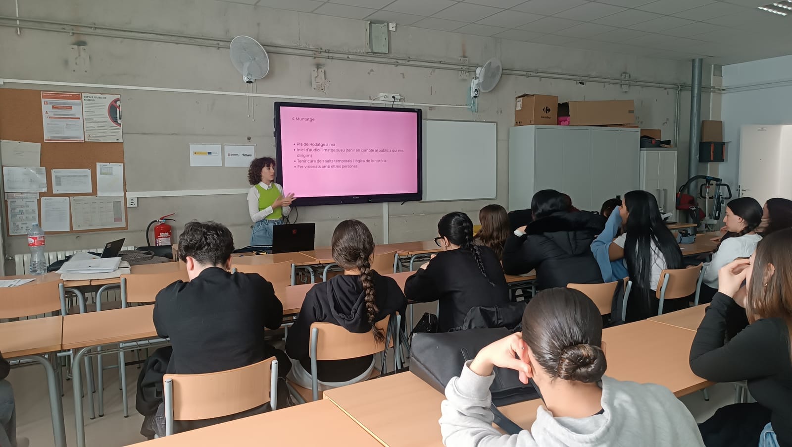 L'Andrea explica la fase de muntatge a l'alumnat