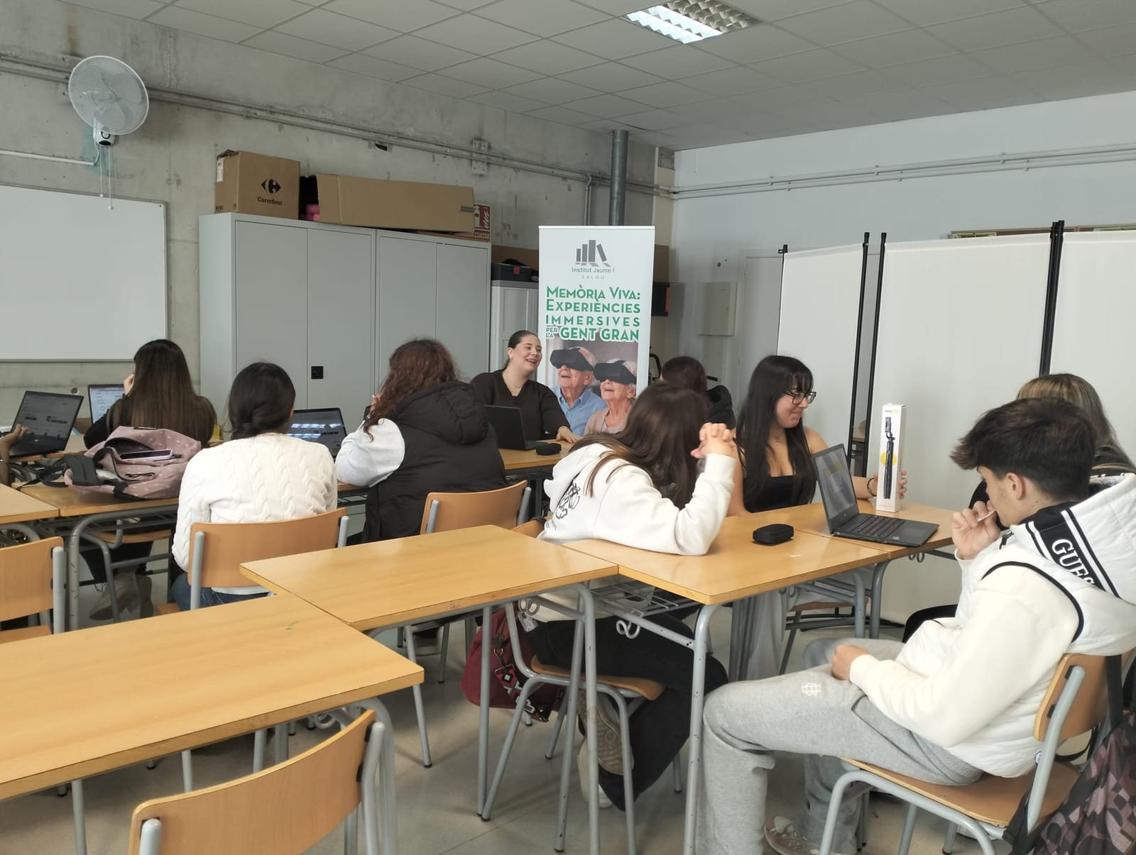 L'alumnat segueix l'explicació sobre el programari de vídeo 360