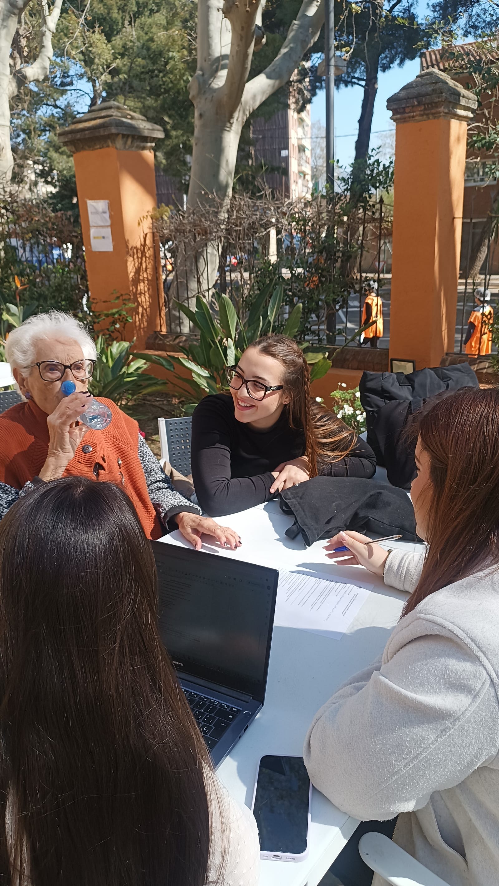 Alumnat conversant amb una resident de la llar