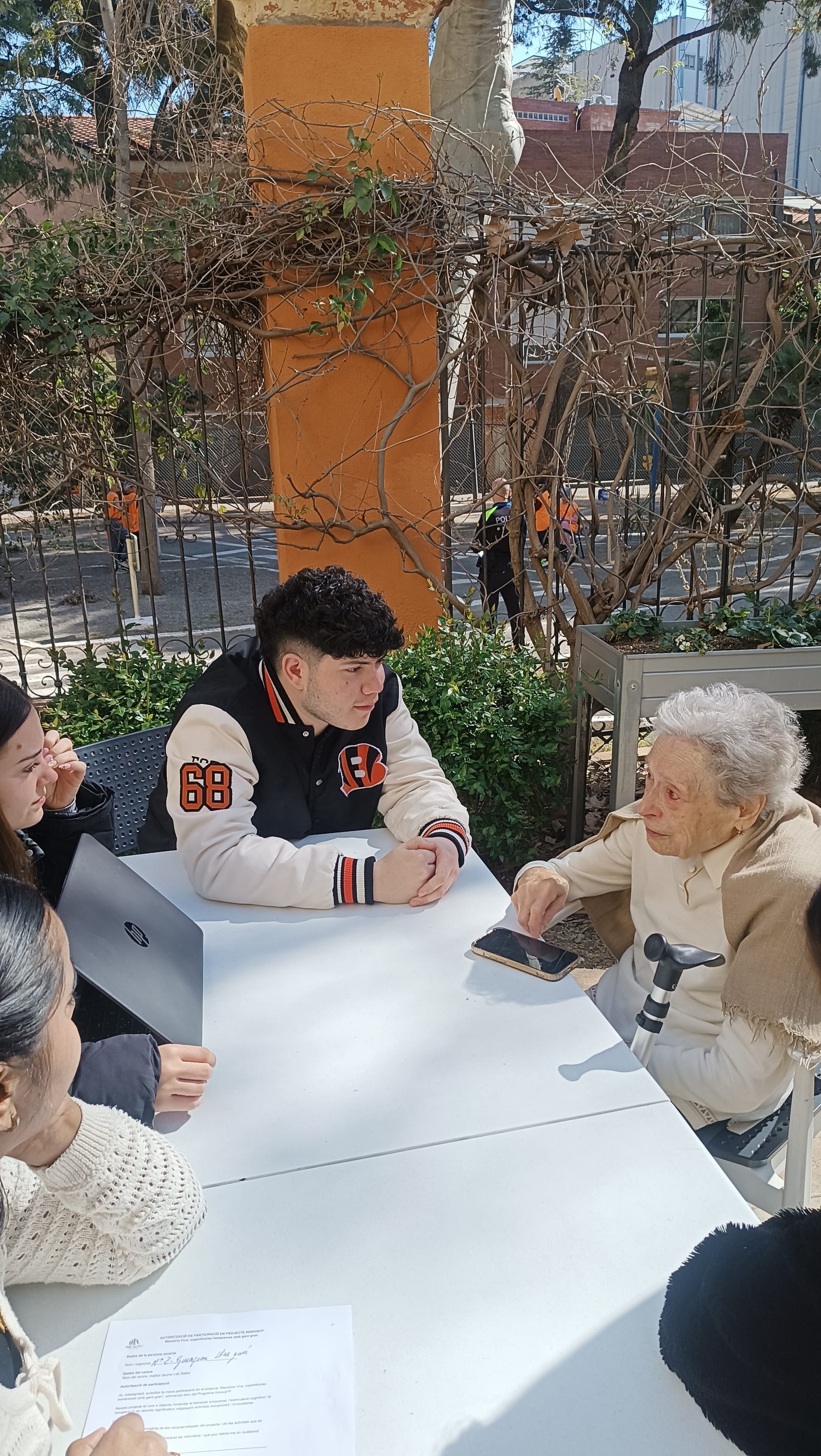 Una tarda d'entrevistes: l'alumnat es troba amb la memòria viva