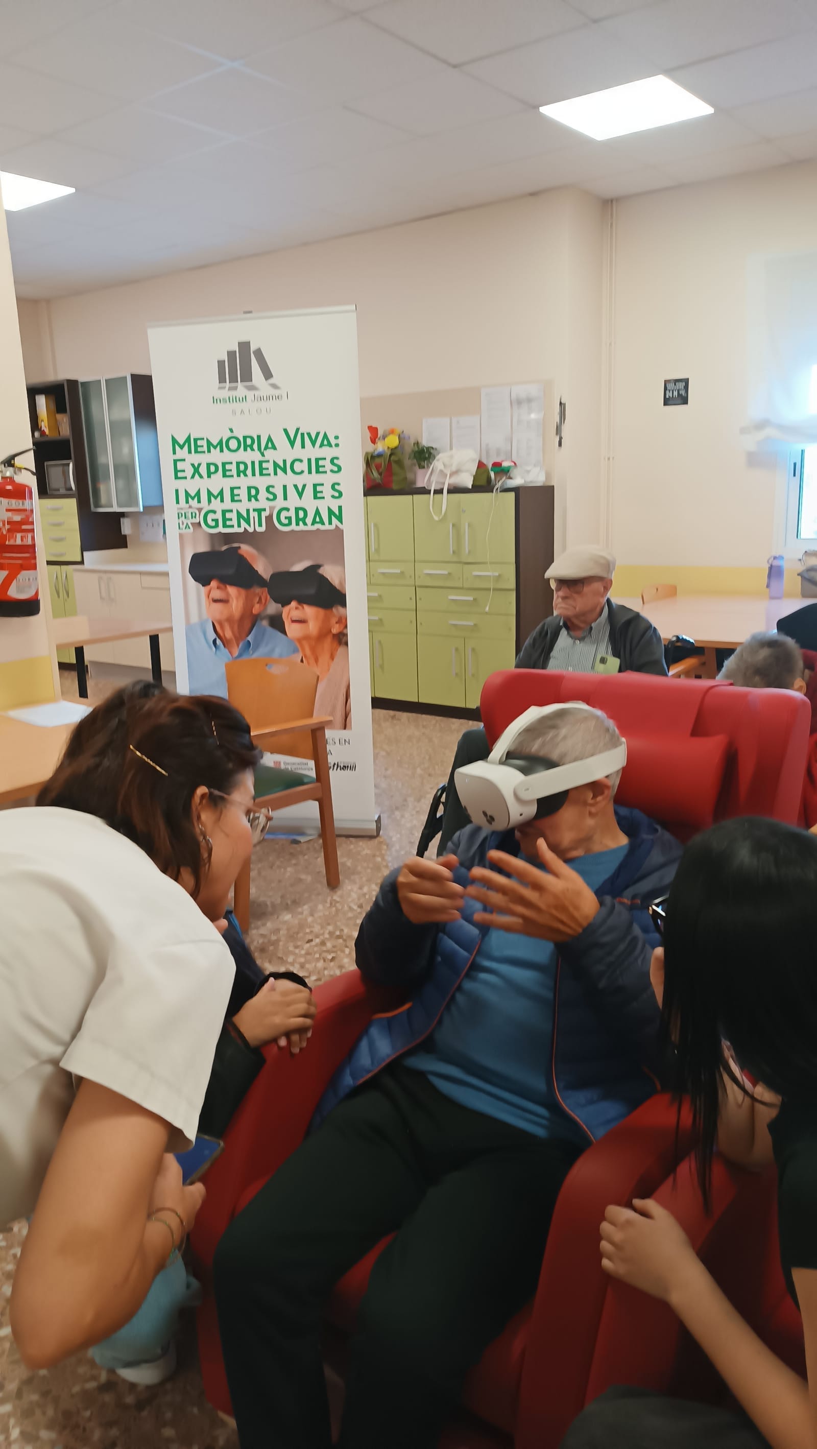El dia que els records es van poder mirar: sessió de realitat virtual a la llar